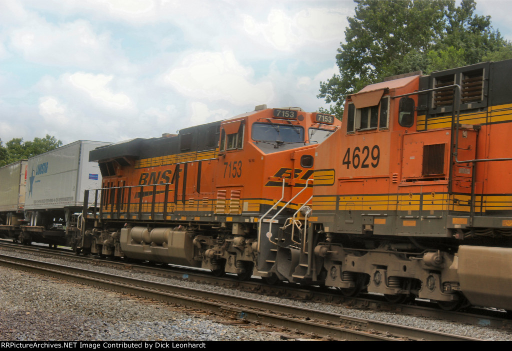 BNSF 7153